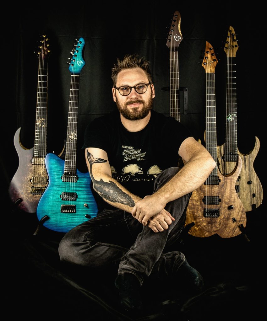 Artisan luthier en guitare